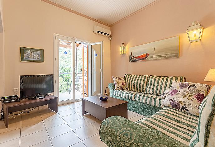 Open-plan living room with dining area, kitchen, A/C, WiFi internet, satellite TV, and balcony access . - Fay Apartment . (Fotogalerie) }}