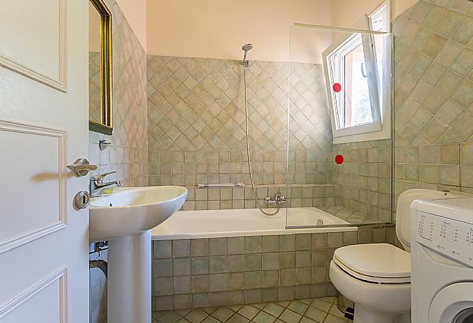 Family bathroom with bath and overhead shower . - Fay Apartment . (Galerie de photos) }}