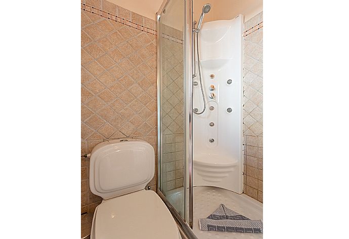 Family bathroom with overhead shower . - Fay Apartment . (Photo Gallery) }}