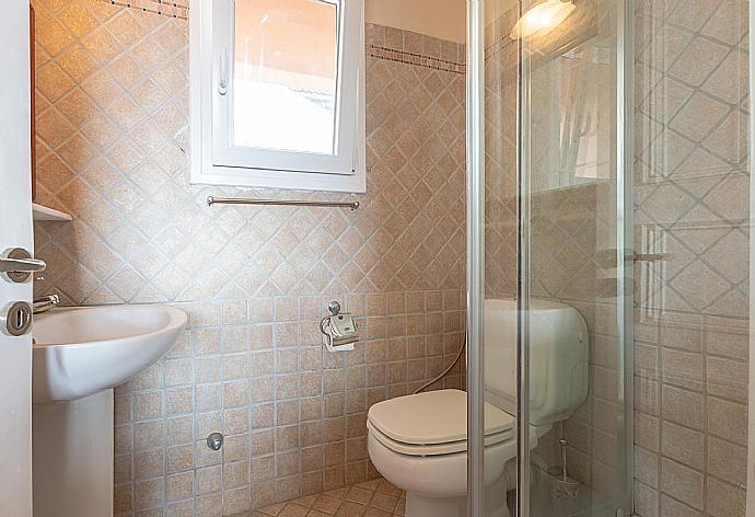 Family bathroom with overhead shower . - Fay Apartment . (Fotogalerie) }}