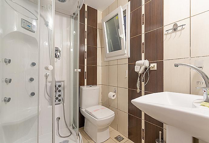 Family bathroom with shower . - Foteini Apartment . (Галерея фотографий) }}