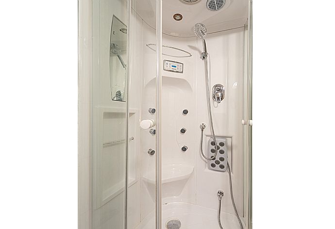 Family bathroom with shower . - Foteini Apartment . (Galería de imágenes) }}