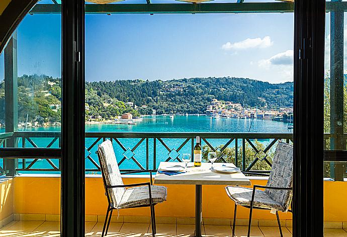 Private sheltered terrace area with panoramic sea views . - Katerina . (Fotogalerie) }}