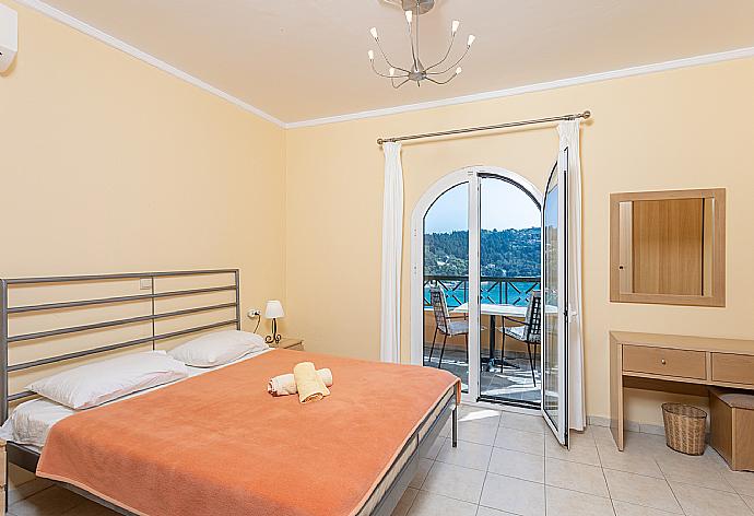 Double bedroom with en suite bathroom, A/C, sea views, and upper terrace access . - Katerina . (Fotogalerie) }}