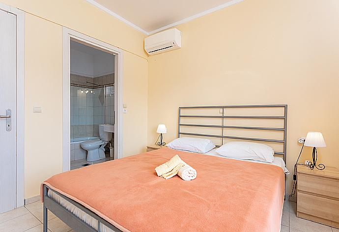 Double bedroom with en suite bathroom, A/C, sea views, and upper terrace access . - Katerina . (Fotogalerie) }}