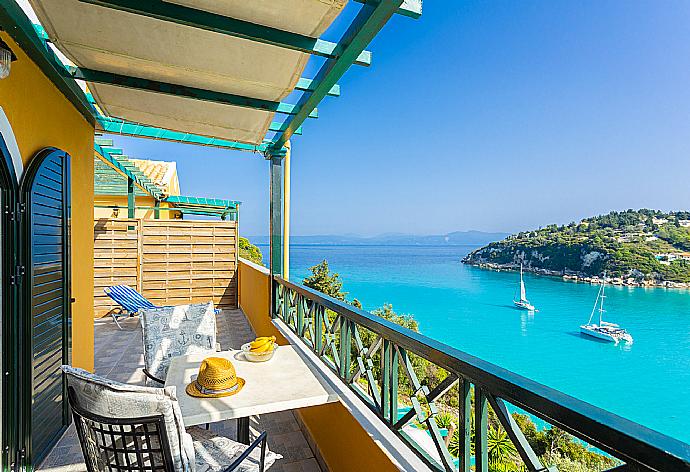 Upper terrace area with panoramic sea views . - Katerina . (Fotogalerie) }}