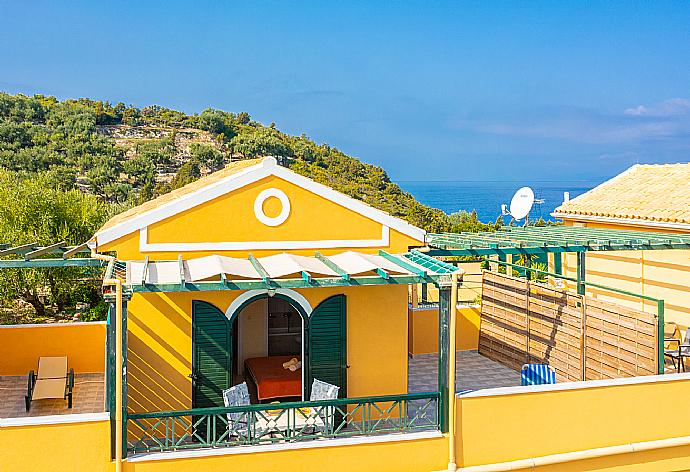 Upper terrace area with panoramic sea views . - Katerina . (Fotogalerie) }}