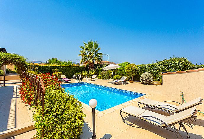 Private pool, terrace, and garden . - Villa Fortuna . (Galería de imágenes) }}