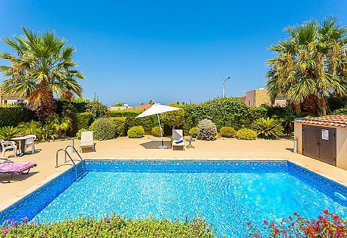 Private pool, terrace, and garden . - Villa Fortuna . (Galería de imágenes) }}