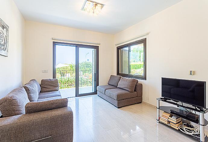 Open-plan living room with sofas, dining area, kitchen, ornamental fireplace, A/C, WiFi internet, satellite TV, and terrace access . - Villa Fortuna . (Galleria fotografica) }}