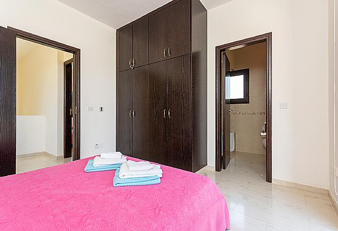 Double bedroom with en suite bathroom, A/C, and upper terrace access with sea views . - Villa Fortuna . (Fotogalerie) }}