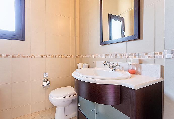 En suite bathroom with bath and shower . - Villa Fortuna . (Photo Gallery) }}