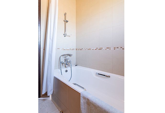 En suite bathroom with bath and shower . - Villa Fortuna . (Galleria fotografica) }}