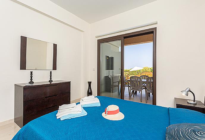 Double bedroom with en suite bathroom, A/C, and terrace access . - Villa Fortuna . (Galerie de photos) }}