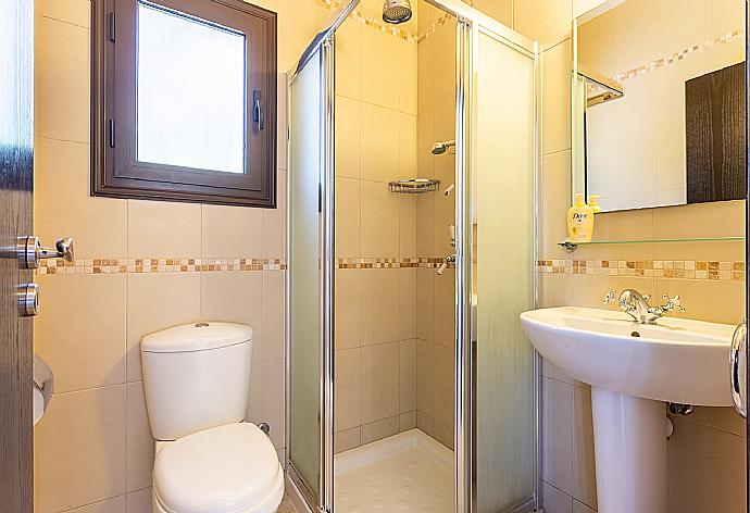 En suite bathroom with shower . - Villa Fortuna . (Photo Gallery) }}