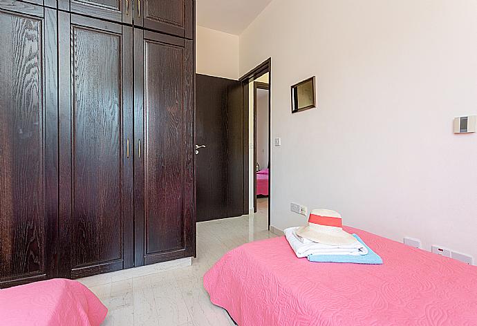 Twin bedroom with en suite bathroom and A/C . - Villa Fortuna . (Fotogalerie) }}