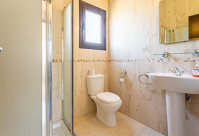 En suite bathroom with shower . - Villa Fortuna . (Galerie de photos) }}