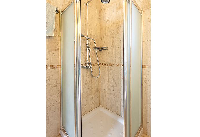 En suite bathroom with shower . - Villa Fortuna . (Fotogalerie) }}