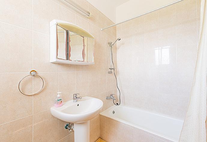 Bathroom with bath and shower . - Villa Regina 1 . (Photo Gallery) }}