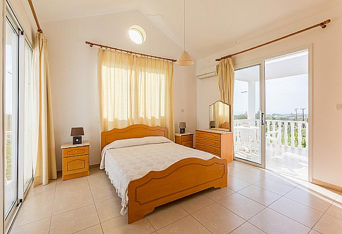 Double bedroom with A/C and en suite bathroom . - Villa Regina 1 . (Photo Gallery) }}