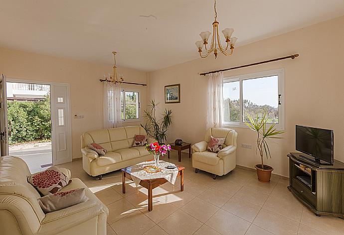 Open-plan living room with sofas, dining area, kitchen, WiFi internet, satellite TV, DVD player, and terrace access . - Villa Regina 1 . (Photo Gallery) }}