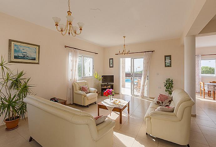 Open-plan living room with sofas, dining area, kitchen, WiFi internet, satellite TV, DVD player, and terrace access . - Villa Regina 1 . (Photo Gallery) }}