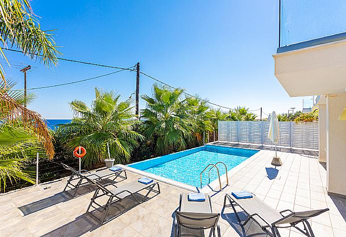 Private pool and terrace . - Villa Starfish . (Fotogalerie) }}