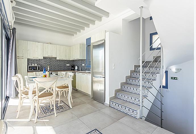 Open-plan living room with sofa, dining area, kitchen, A/C, WiFi internet, satellite TV, and terrace access . - Villa Starfish . (Fotogalerie) }}