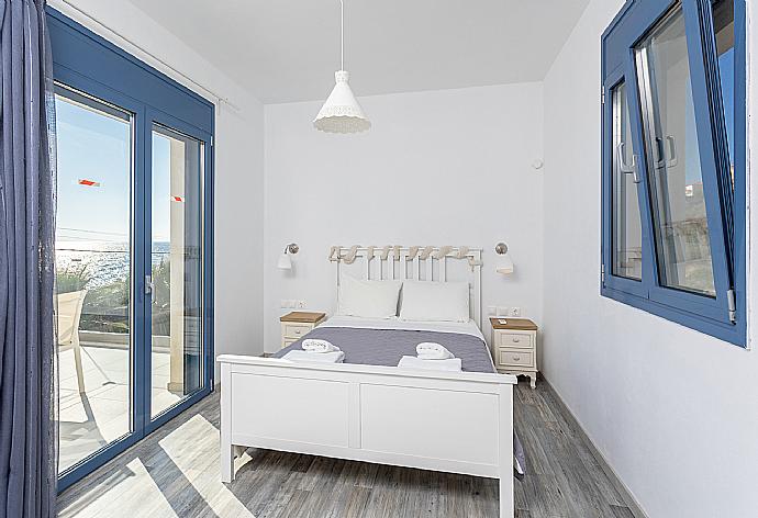 Double bedroom with A/C, sea views, and balcony access . - Villa Starfish . (Galerie de photos) }}