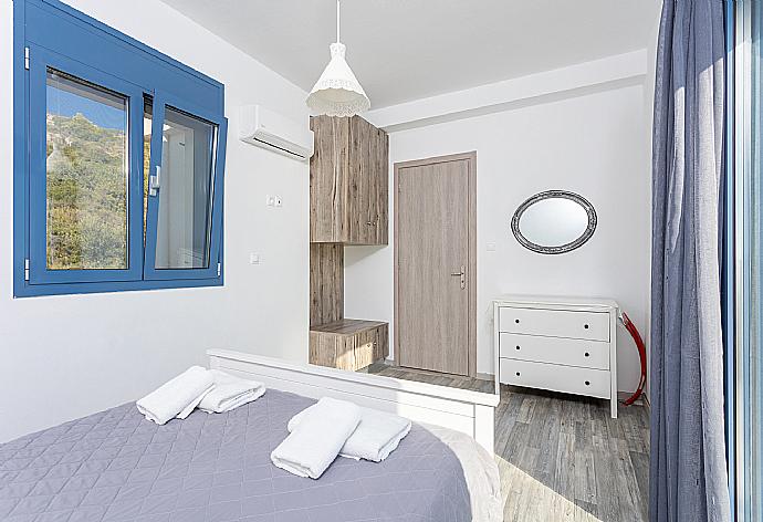 Double bedroom with A/C, sea views, and balcony access . - Villa Starfish . (Galleria fotografica) }}