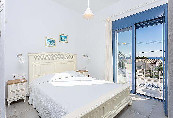 Double bedroom with en suite bathroom, A/C, sea views, and balcony access . - Villa Starfish . (Galerie de photos) }}