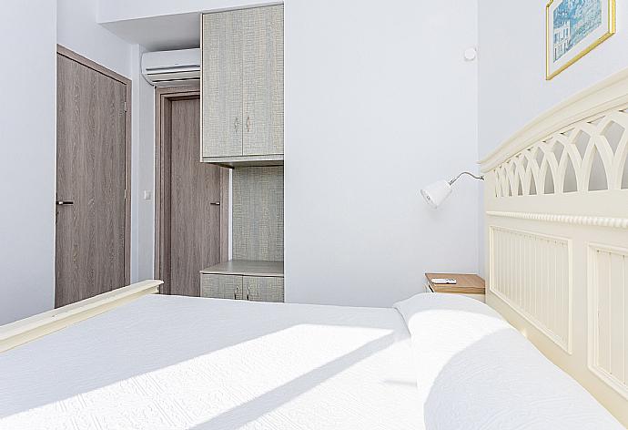 Double bedroom with en suite bathroom, A/C, sea views, and balcony access . - Villa Starfish . (Galería de imágenes) }}
