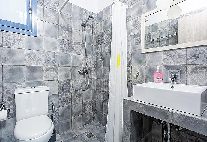 En suite bathroom with shower . - Villa Starfish . (Galleria fotografica) }}