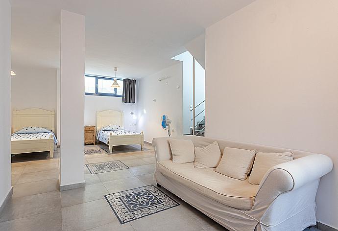 Twin bedroom with en suite bathroom, sofa, and A/C . - Villa Starfish . (Fotogalerie) }}