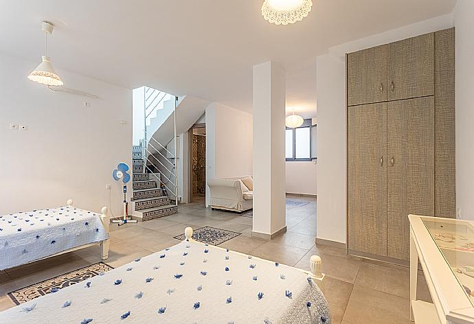 Twin bedroom with en suite bathroom, sofa, and A/C . - Villa Starfish . (Fotogalerie) }}