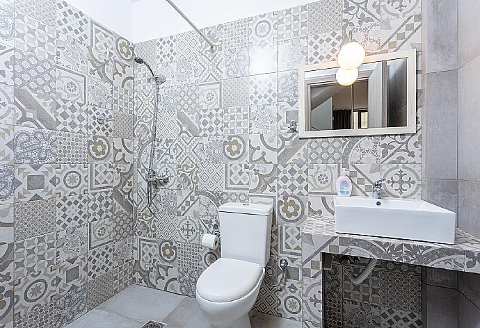 En suite bathroom with shower . - Villa Starfish . (Galleria fotografica) }}