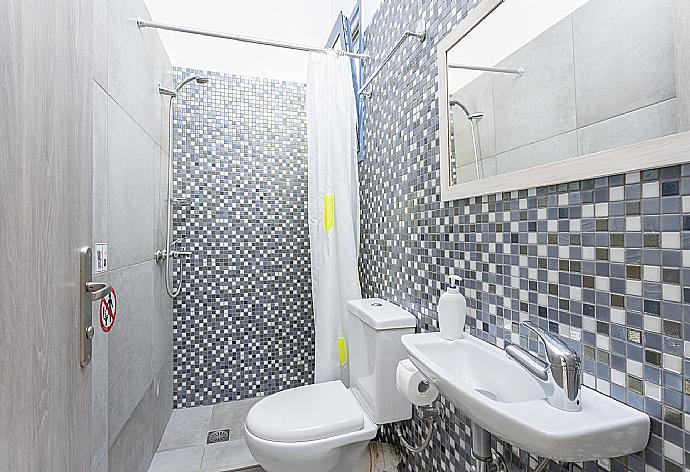 Family bathroom with shower . - Villa Starfish . (Galleria fotografica) }}