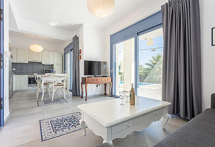 Open-plan living room with sofa, dining area, kitchen, A/C, WiFi internet, satellite TV, and terrace access . - Villa Seahorse . (Fotogalerie) }}