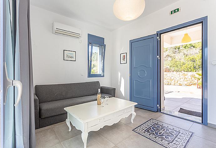 Open-plan living room with sofa, dining area, kitchen, A/C, WiFi internet, satellite TV, and terrace access . - Villa Seahorse . (Fotogalerie) }}