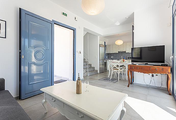 Open-plan living room with sofa, dining area, kitchen, A/C, WiFi internet, satellite TV, and terrace access . - Villa Seahorse . (Fotogalerie) }}