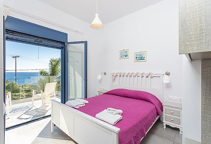 Double bedroom with en suite bathroom, A/C, sea views, and upper terrace access . - Villa Seahorse . (Galleria fotografica) }}