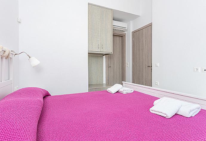 Double bedroom with en suite bathroom, A/C, sea views, and upper terrace access . - Villa Seahorse . (Галерея фотографий) }}