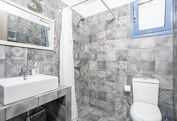 En suite bathroom with shower . - Villa Seahorse . (Fotogalerie) }}