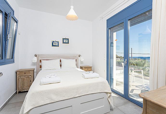 Double bedroom with A/C, sea views, and upper terrace access . - Villa Seahorse . (Galleria fotografica) }}