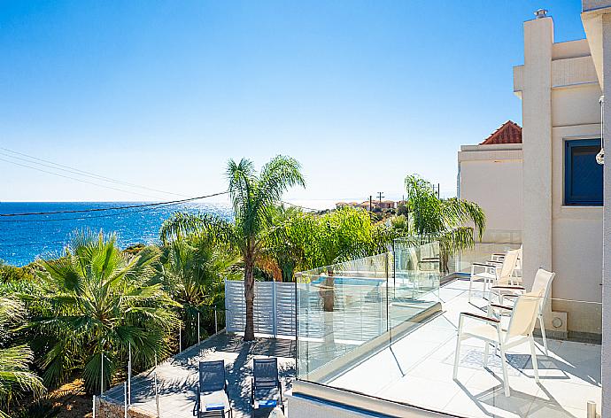 Upper terrace area with sea views . - Villa Seahorse . (Fotogalerie) }}