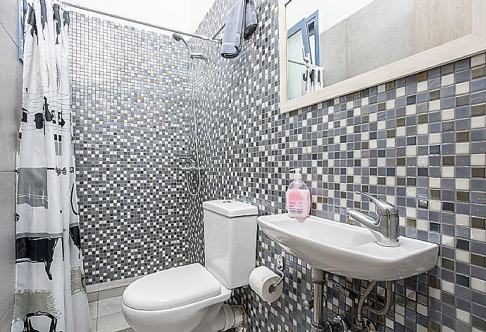 Family bathroom with shower . - Villa Seahorse . (Fotogalerie) }}