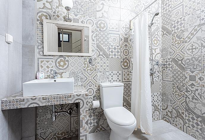 En suite bathroom with shower . - Villa Seahorse . (Galleria fotografica) }}