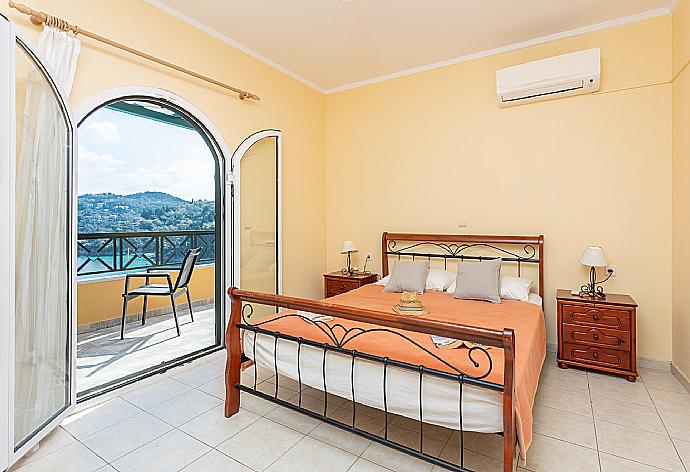 Double bedroom with en suite bathroom, A/C, sea views, and upper terrace access . - Alexander . (Galerie de photos) }}