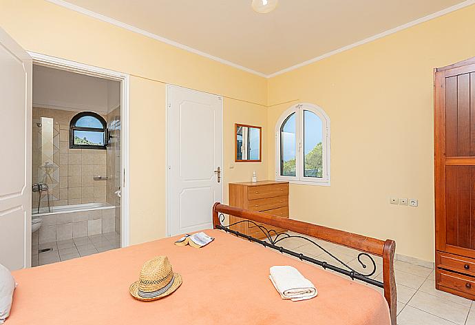 Double bedroom with en suite bathroom, A/C, sea views, and upper terrace access . - Alexander . (Галерея фотографий) }}