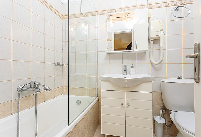 Family bathroom with bath and shower . - Alexander . (Galleria fotografica) }}